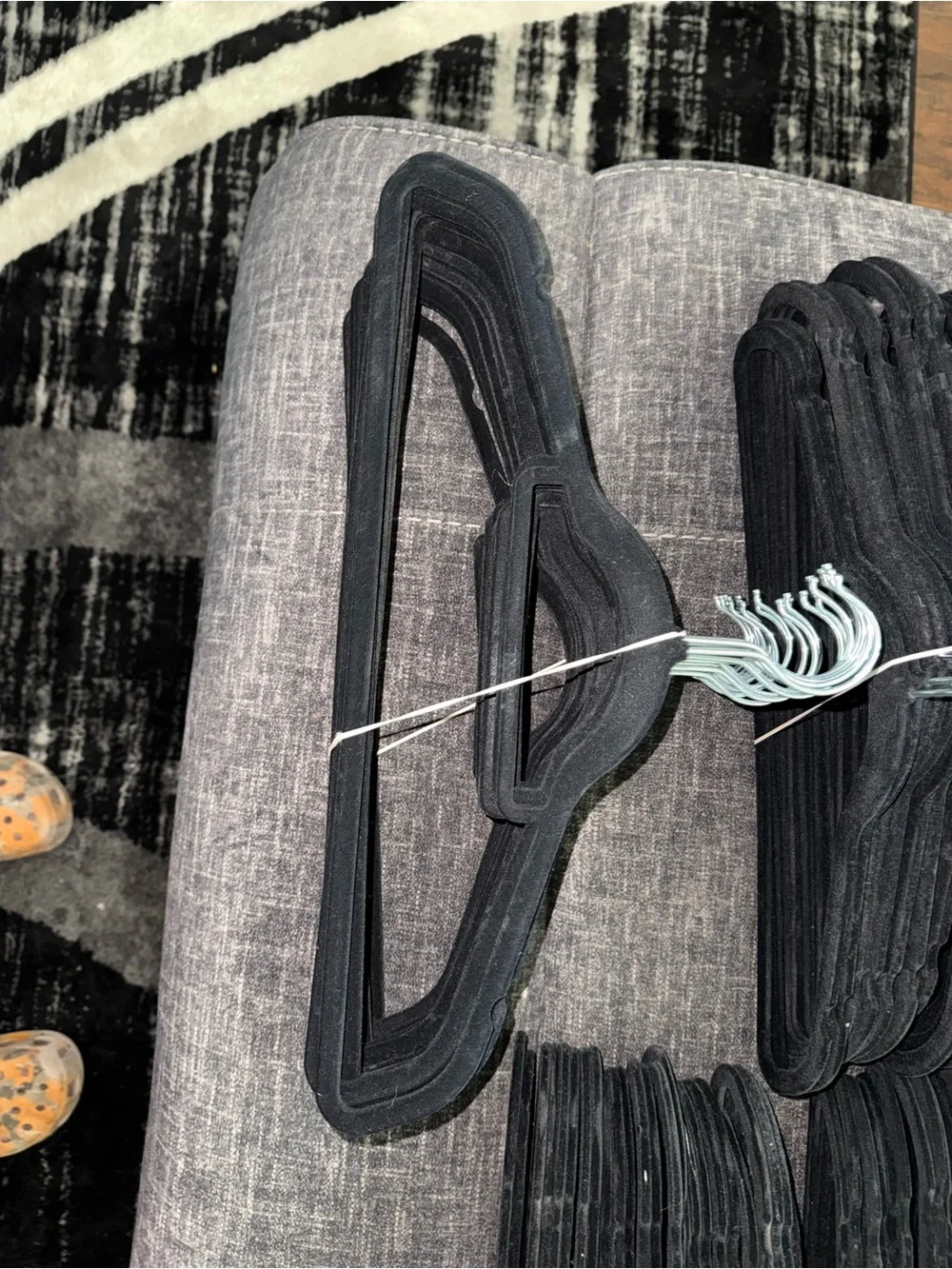 Non-Slip Velvet Suit Hangers - Black - Lot